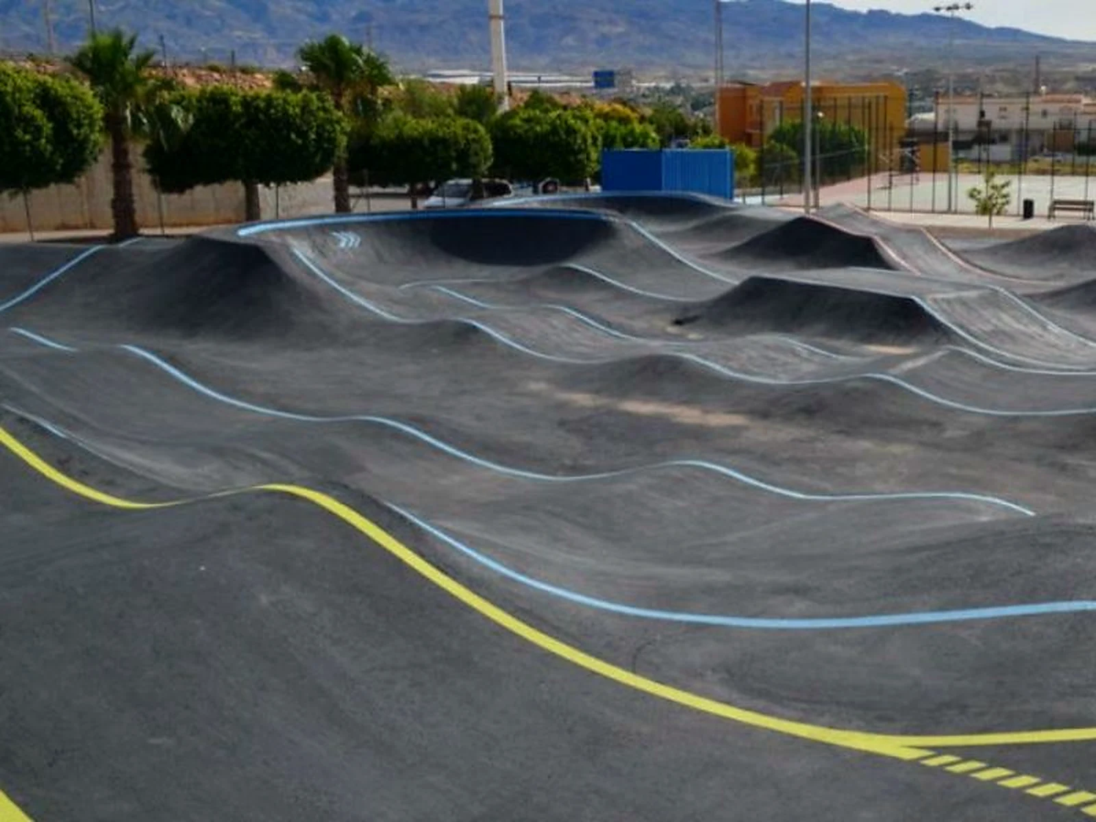 Circuito de pump track con curvas peraltadas.