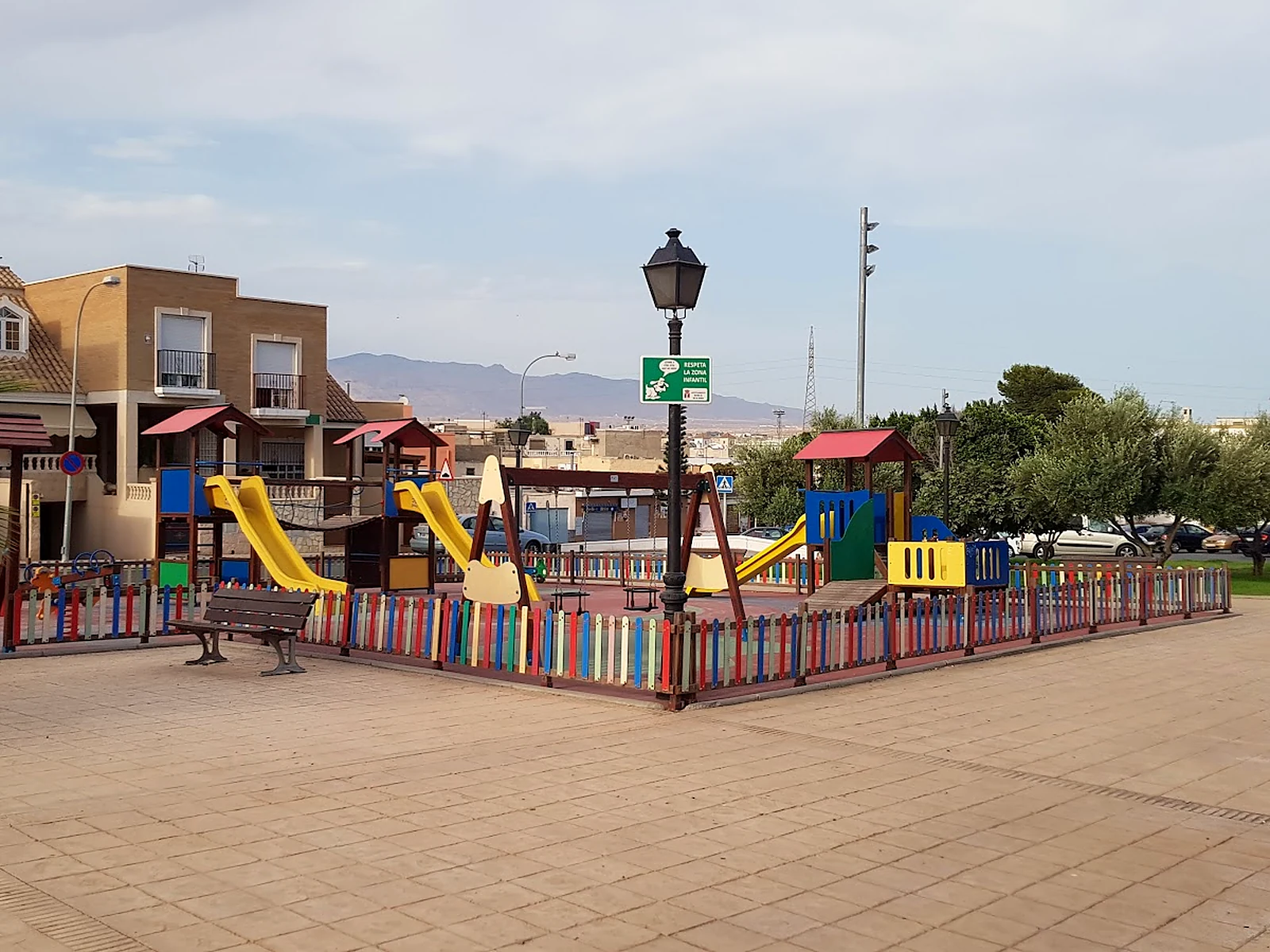 Toboganes y zona de juegos de un gran parque público almeriense.