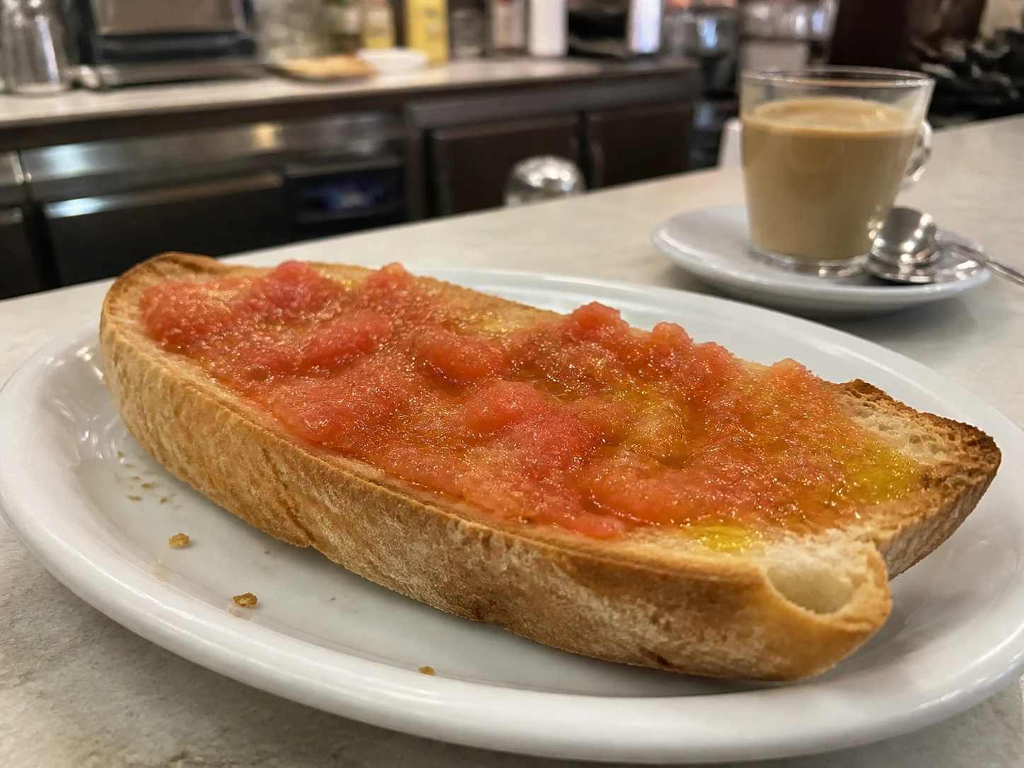 Tostada con aceite de oliva y tomate rallado.
