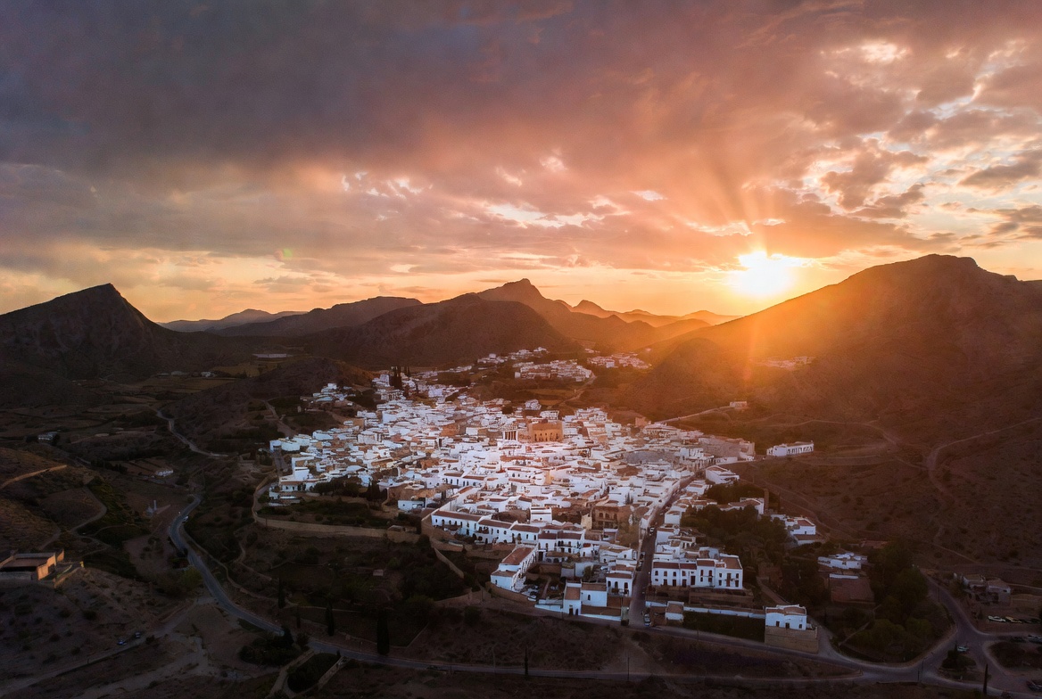 Vista panorámica de Alhama de Almería, pueblo blanco entre montañas doradas de Andalucía